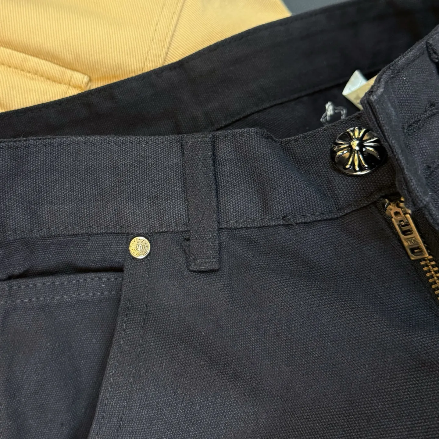 P300 Style number: D303 Chrome Hearts crocodile pattern leather jeans SIZE #28 30 32 34 36 Size reference # 28 waist 69 hips 97 pants length 102 30 waist 73 hips 101 pants length 104 32 waist 77 hips 105 pants length 106 34 waist 81 hips 109 pants length 108 36 waist 85 hips 113 pants length 110
